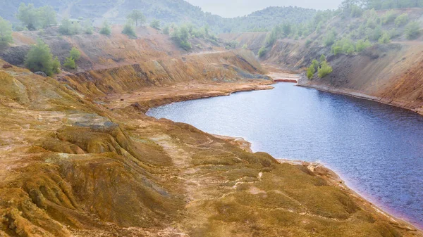 시이아 근처에 버려진 광산의 구덩이 호수가 발견되었다 — 스톡 사진