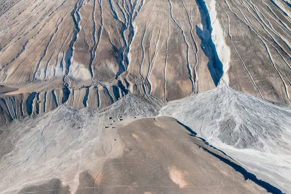 風と水によって引き起こされる鉱山の尾鉱の表面の亀裂 アミアント キプロスのアスベストス鉱山を放棄 — ストック写真