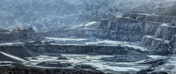 糖尿病採石場 キプロス の砕石の鉱山機械と杭 工業風景 — ストック写真