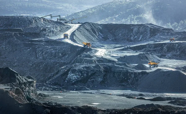 Caminhões Mineração Que Trabalham Pedreira Pedra Paisagem Industrial — Fotografia de Stock