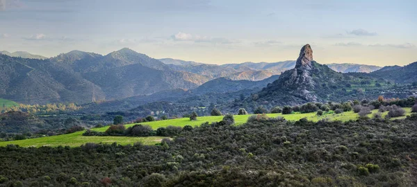 Panorama Del Valle Del Río Sirkatis Con Roca Kourvellos Cerca — Foto de Stock