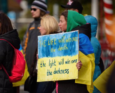 LIMASSOL, CYPRUS - 13 Mart 2022: Ukrayna 'ya destek için bir miting düzenleyen kadın eylemci