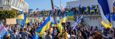 LIMASSOL, CYPRUS - 5 Mart 2022: Rus işgaline karşı Ukrayna ile dayanışma içinde olan savaş karşıtı protesto