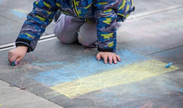 Ребенок Рисует Синий Желтый Флаг Украины Асфальте — стоковое фото