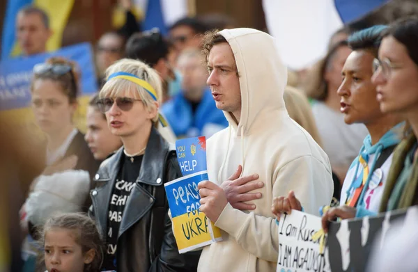 Lefkoşe, Kıbrıs - 27 Mart 2022: Rusya 'nın Ukrayna' yı işgaline karşı düzenlenen mitingde genç Ukraynalı protestocular ulusal marş söylediler