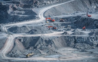 Madencilik makineleri (kazıcılar ve sondaj kulesi) taş ocağında çalışır