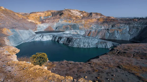 キプロスのSkouriotissa地域で放棄された銅鉱山フェニックス 酸性湖 工業景観 — ストック写真