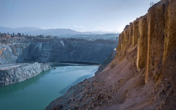 지역에 피닉스 광산의 파괴되었다 호수와 구조물 — 스톡 사진