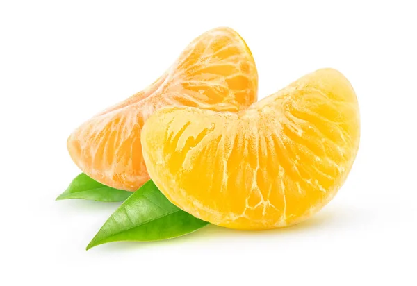 白い背景に分離された2つの皮をむいた柑橘類のセグメント — ストック写真