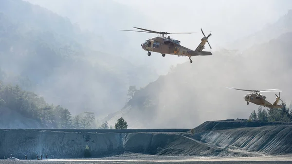 Amiantos Kypr Června 2022 Izraelští Vojáci Čekají Dvě Helikoptéry Black — Stock fotografie