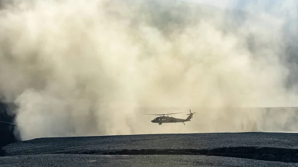Kara Şahin Askeri Helikopterinin Silueti Iniş Yapıyor Toz Bulutu Içinde — Stok fotoğraf