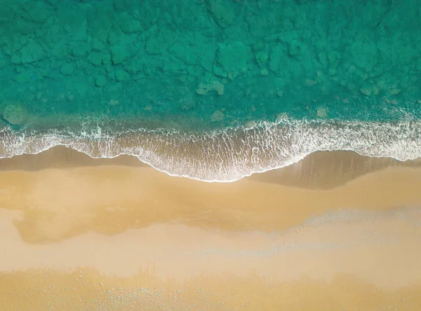 Grüne Meereswellen Brechen Einem Goldenen Sandstrand Draufsicht Direkt Oben Natürlicher — Stockfoto