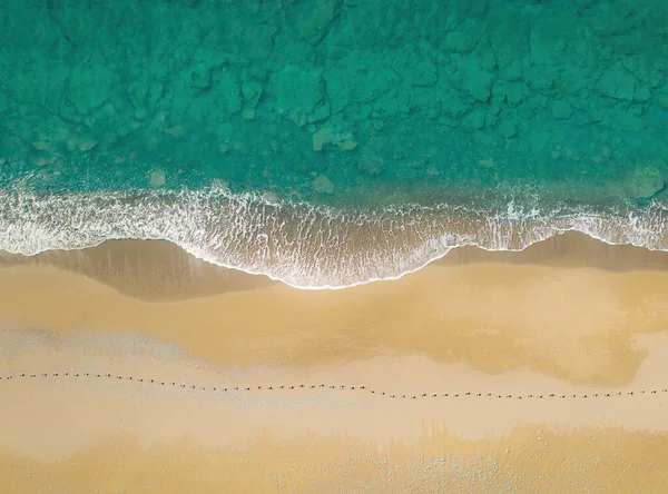 Menschliche Fußabdrücke Einem Sandigen Ufer Entlang Des Meeres Mit Brechenden — Stockfoto