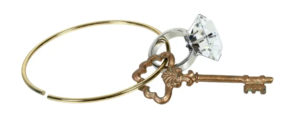 Verlobungsring und Vintage-Schlüssel auf Schlüsselanhänger — Stockfoto