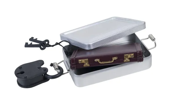 Aktówka w blaszanym szafki z kłódką i klucze — Zdjęcie stockowe