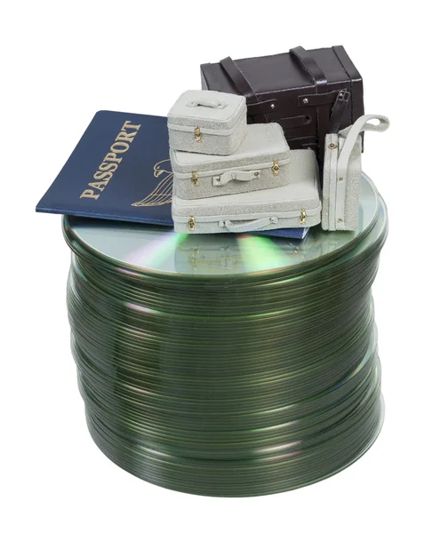 Valises et passeport sur les disques d'ordinateur — Photo