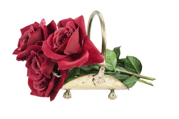 Rosas vermelhas em uma transportadora de latão — Fotografia de Stock