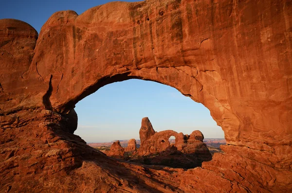 Norr fönster inramning torn arch — Stockfoto