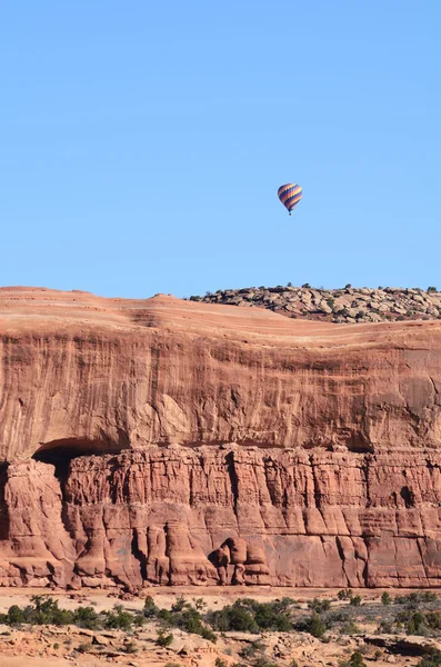 Hot Air Balloon Above Sandstone Mesa — Stock Photo, Image