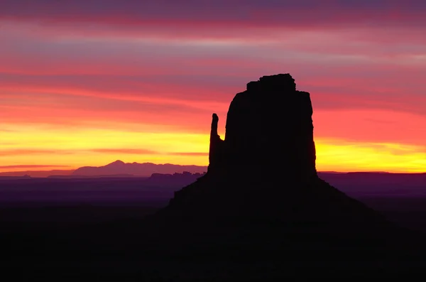 Farbenfroher Osten mitten im Sonnenaufgang, monumentales Tal — Stockfoto