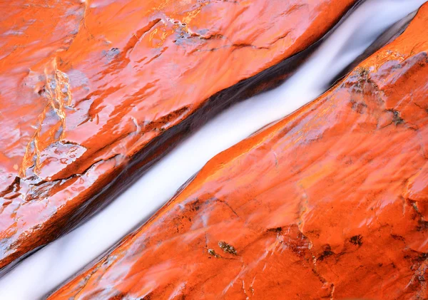 L'acqua scorre attraverso una crepa a Sion — Foto Stock