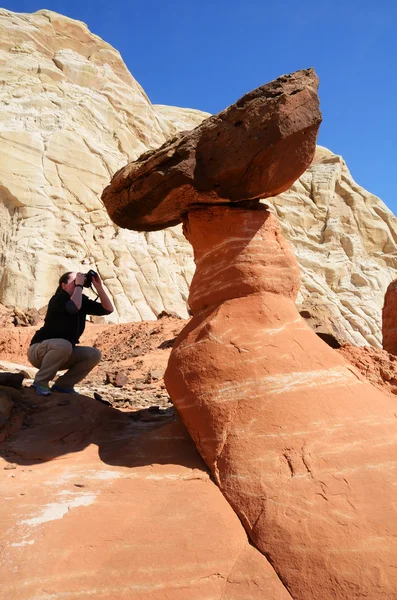 Kobieta fotografowanie paria Muchomor czerwony rimrocks — Zdjęcie stockowe