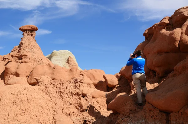ゴブリン バレーの砂岩形成 (疫病神) を撮影するカメラマン — ストック写真