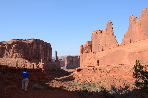 Ung kvinde fotografering Park Avenue i Arches National Park - Stock-foto