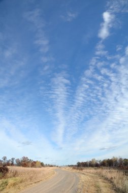 toprak yol altocumulus bulutlar ile