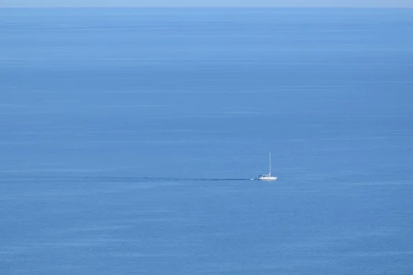 Vitorlás hajó, a hatalmas nyílt óceán — Stock Fotó