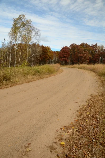 Onverharde weg toonaangevende towoods — Stockfoto