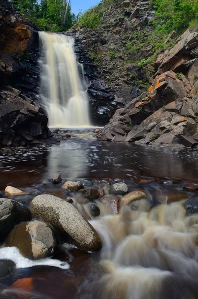 Vattenfall och river rocks — Stockfoto