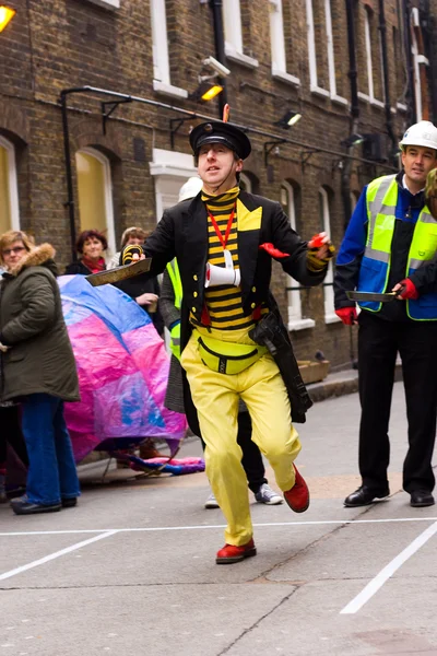 De grote spitafields pannenkoek race — Stockfoto