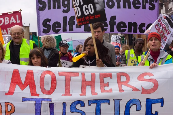 Thousand mothers march for benefit justice in Tottenham, London. — Stock Photo, Image