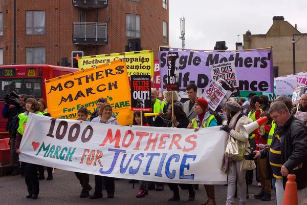Thousand mothers march for benefit justice in Tottenham, London. — Stock Photo, Image