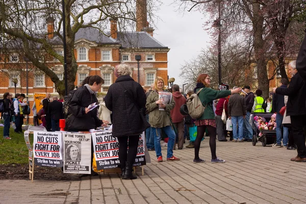 Miles de madres marchan por justicia benéfica en Tottenham, Londres . —  Fotos de Stock