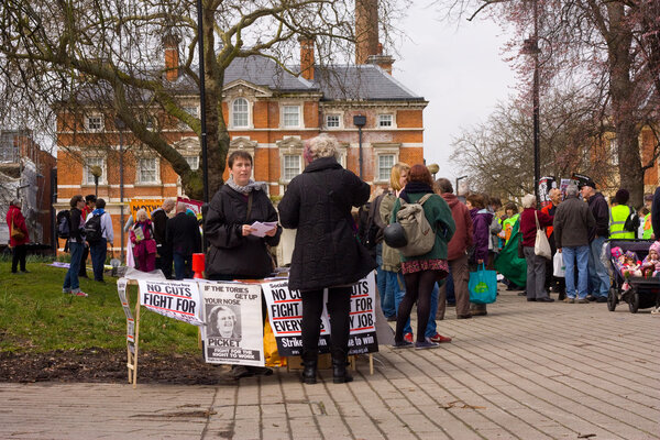 Тысяча матерей маршируют за справедливость в Тоттенхеме, Лондон
.