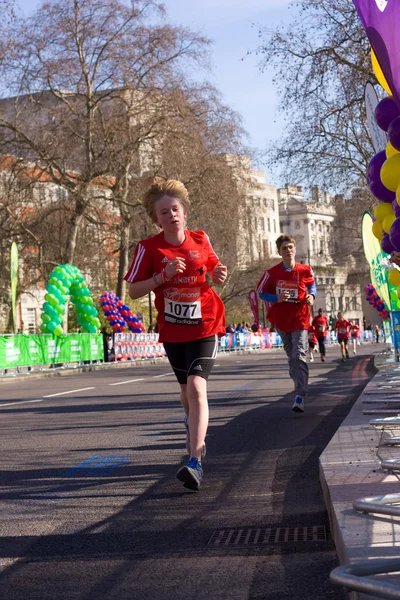 Los chicos corren en la maratón de Londres —  Fotos de Stock