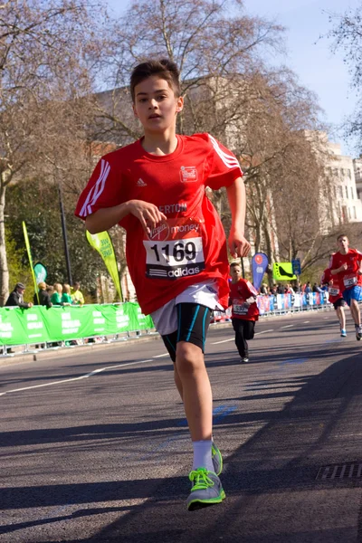 I ragazzi corrono nella maratona di Londra — Foto Stock