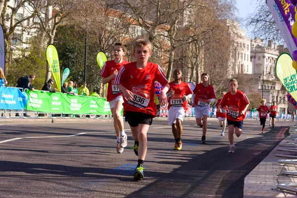 Los chicos corren en la maratón de Londres . — Foto de Stock