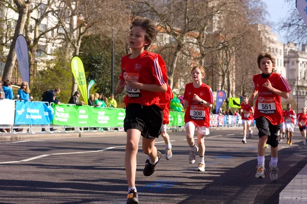ロンドン マラソンで男の子を実行します。. — ストック写真