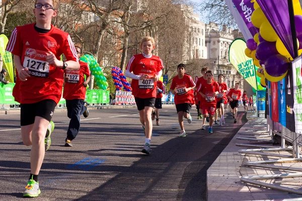 Băieții aleargă la maratonul londonez . — Fotografie, imagine de stoc