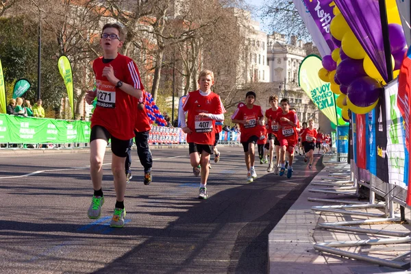 Jongens lopen in de marathon van Londen. — Stockfoto