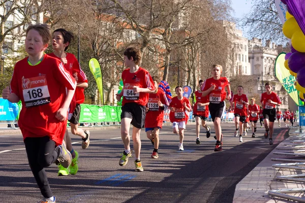 Los chicos corren en la maratón de Londres . — Foto de Stock