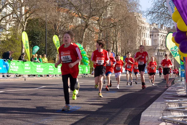 Jongens lopen in de marathon van Londen. — Stockfoto