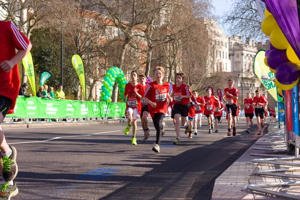 Pojkar kör london Marathon. — Stockfoto