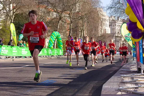 Pojkar kör london Marathon. — Stockfoto