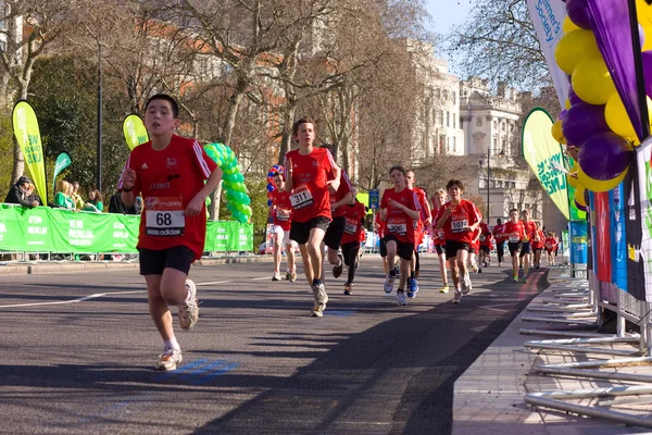 Les garçons courent dans le marathon de Londres . — Photo