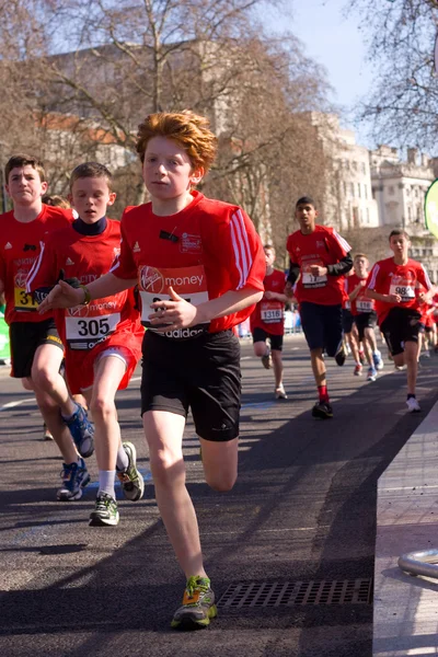 Chłopcy biegać w maratonie Londyn. — Zdjęcie stockowe