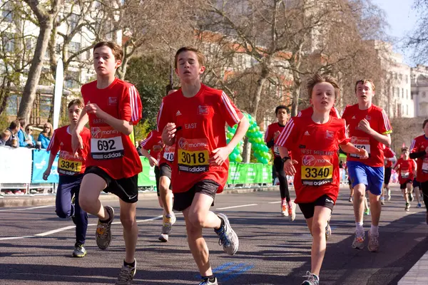 I ragazzi corrono nella maratona di Londra . — Foto Stock
